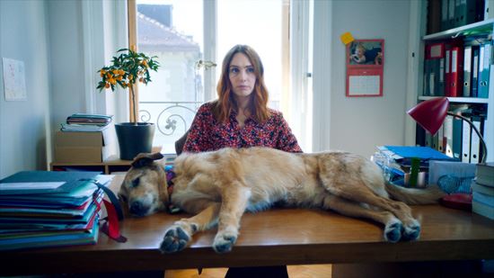 Laetitia Dosch präsentiert ihre Regiearbeit «le procès du chien». Bild: © Pathé Film