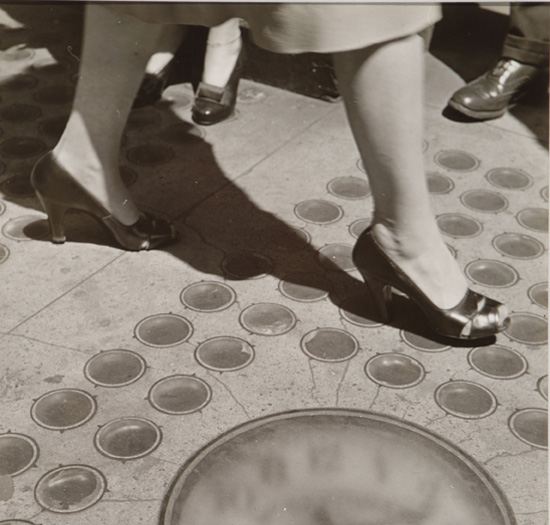 Ida Wyman, Sidewalk Clock, New York, 1947, gelatin silver print. Columbus Museum of Art, Ohio, Photo League Collection, Museum Purchase, Derby Fund. © Ida Wyman.