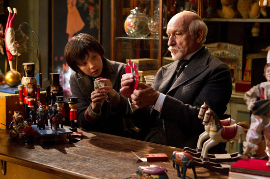 Ungleiches Paar: Hugo Cabret (Asa Butterfield) und Georges Méliès (Ben Kingsley). Foto: © Ascot Elite