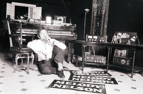 Rauchpause: Serge Gainsbourg im heimsichen Studio. Foto: © Universal