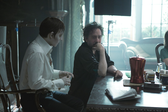 Im Gespräch mit Johnny Depp während den Dreharbeiten zu «Dark Shadows». © 2012 Warner Bros. Ent. All Rights Reserved.