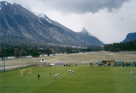 Hans van der Meer. FC Lusitanos de Samedan – CB Laax, 3 – 1. Ostschweizer Fussballverband 4. Liga – Gruppe 1. Celerina, Schweiz, 16-05-2005. Aus der Serie «Spielfelder – Landschaft des Amateur-Fussballs in Europa». C-Print auf Aluminium, 95 x 140 cm. © Hans van der Meer