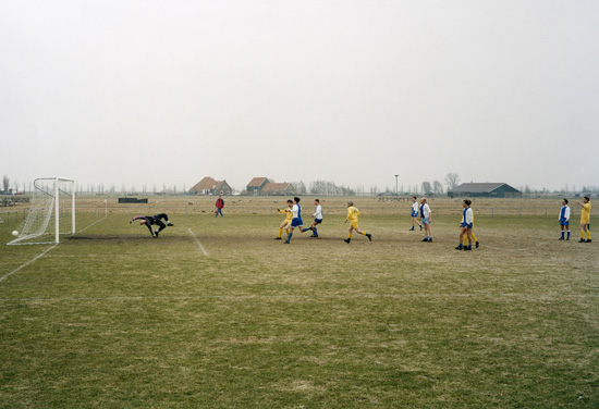 Hans van der Meer. Hielpen 3 – C.V.V.O. 3, 3 – 0. Res. 3 Klasse A, Friese Voetbal Bond. Hindeloopen, Niederlande, 06-04-1996. Aus der Serie «Spielfelder – Landschaft des Amateur-Fussballs in Europa». C-Print auf Aluminium, 67 x 100 cm. © Hans van der Meer
