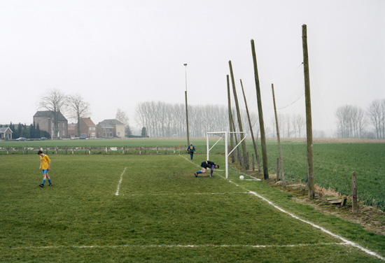 Hans van der Meer. VK Nederzwalm – Horebeke, 2 – 1. KVV 3e B zondag Nederzwalm, Belgien, 06-02-2000. Aus der Serie «Spielfelder – Landschaft des Amateur-Fussballs in Europa». C-Print auf Aluminium, 35 x 50 cm. © Hans van der Meer