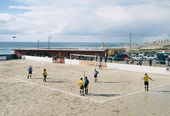 Hans van der Meer. G.D. Aldeia Nova – Estrelas de Guifões F.C., 3 – 2. Camp. Dist. Amadores A Assoção de Futebol do Porto, Perafita, Portugal, 28-02-2004. Aus der Serie «Spielfelder – Landschaft des Amateur-Fussballs in Europa». C-Print auf Aluminium, 67 x 100 cm. © Hans van der Meer