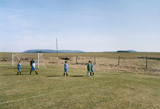 Hans van der Meer. Budoucnost Otrocin – Javor Brazec, 1 – 2. A3D IV.trida – nadstavba B, Karlovarsky krajsky. Krásné Údolí, Tschechien, 03-04-2005. Aus der Serie «Spielfelder – Landschaft des Amateur-Fussballs in Europa». C-Print auf Aluminium, 35 x 50 cm. © Hans van der Meer