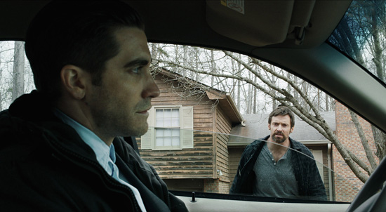 Dicht und beklemmend: Jake Gyllenhaal als Detective Loki (im Vordergrund) und Hugh Jackman als Keller Dover in «Prisoners». Bild: © Ascot Elite