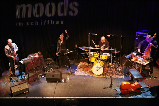 Bespielen Klangräume: Hans Koch, Shelley Hirsch, Fredy Studer und Martin Schütz (von links). Foto: © Francesca Pfeffer.
