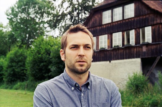 Hat sein eigenes Dorf entdeckt: Simon Baumann vor seinem Haus in Suberg. Foto: © Joelle Lehmann