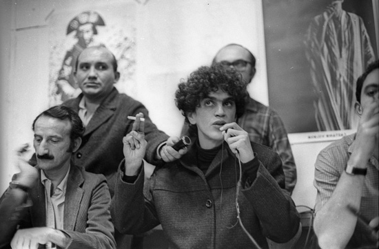 Der junge Caetano Veloso an einer Protestveranstaltung. Foto: Imagen Filmes
