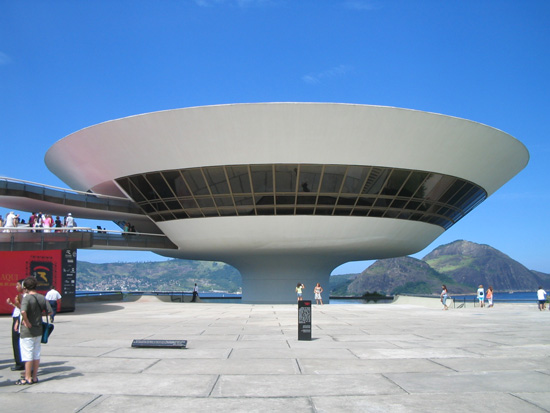 Unverkennbare Formsprache: das Museu de Arte Contemporânea de Niterói bei Rio de Janeiro. Foto: divulgação