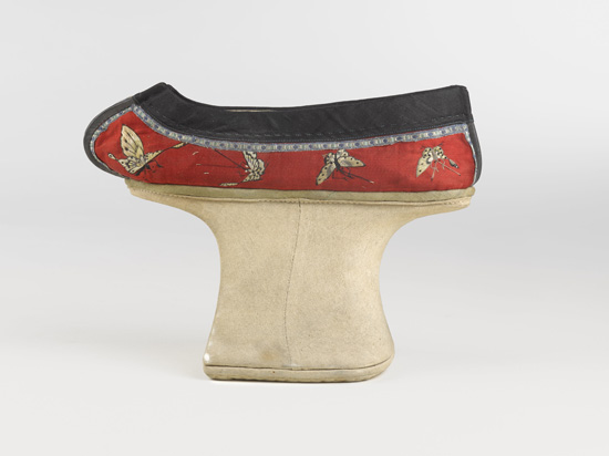 Chinese. Manchu Woman's Shoe, 19th century. Brooklyn Museum Collection. Foto: © Brooklyn Museum