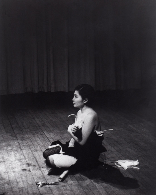 Cut Piece (1964): performed by Yoko Ono in New Works of Yoko Ono, Carnegie Recital Hall, New York, March 21, 1965. Foto: © Minoru Niizuma. Courtesy Lenono Photo Archive, New York