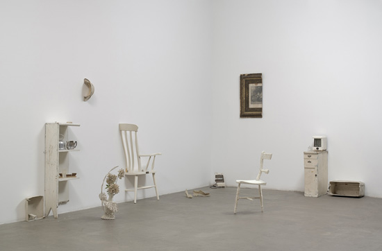 Yoko Ono: Half-A-Room. 1967. Various objects cut in half, most painted white. Installation dimensions variable. Private collection. Foto: © Yoko Ono 2014