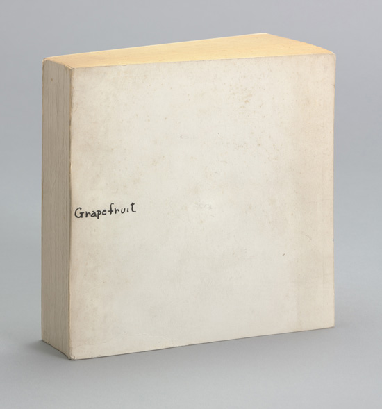 Yoko Ono: Grapefruit. 1964. Artist’s book, offset (13.8 x 13.8 x 3.2 cm) (overall, closed). Publisher: Wunternaum Press (the artist), Tokyo. Edition: 500. The Museum of Modern Art, New York. The Gilbert and Lila Silverman Fluxus Collection Gift, 2008. Foto: © Yoko Ono 2014