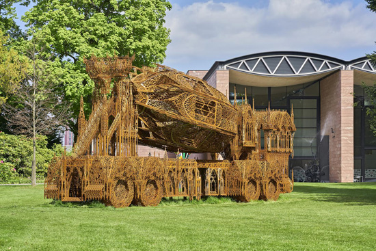 Wim Delvoye, Cement Truck, 2016. Installationsansicht im Solitude Park, Basel. Corten Stahl, lasergeschnitten. 410 x 950 x 215 cm. Sepherot Foundation, Liechtenstein. © 2017 ProLitteris, Zürich / Wim Delvoye. Bild: Daniel Spehr