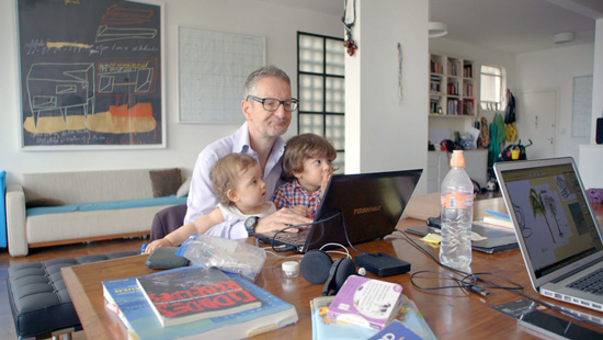 Pendeln zwischen den Städten: Thomas Haemmerli und Nachwuchs. Bild: © filmcoopi