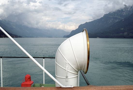 Wie ein Alphorn zu Beginn des letzten Satzes von Brahms’ erster Sinfonie: Teju Cole: Brienzersee, 2014 | Courtesy of the Artist.